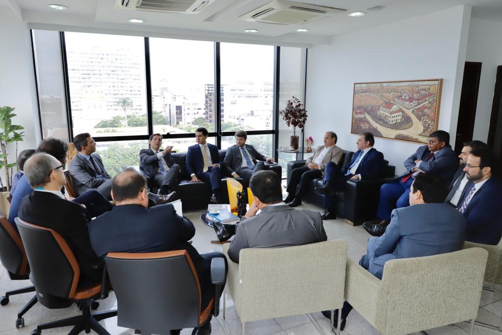Fernando Ribeiro Lins em reunião com presidente e conselheiros do TCE-PE