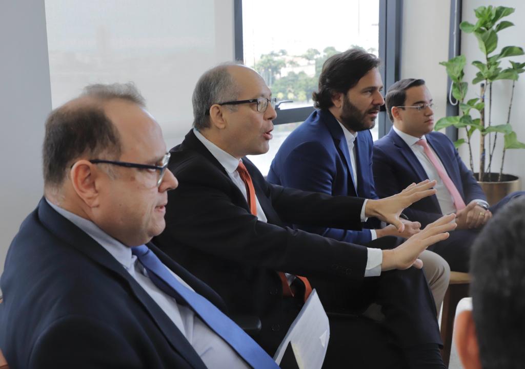 Fernando Ribeiro Lins em reunião com presidente e conselheiros do TCE-PE