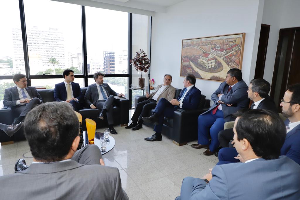 Fernando Ribeiro Lins em reunião com presidente e conselheiros do TCE-PE
