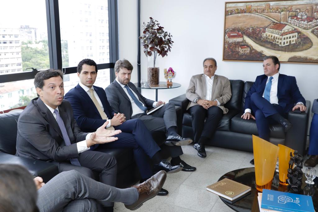 Fernando Ribeiro Lins em reunião com presidente e conselheiros do TCE-PE