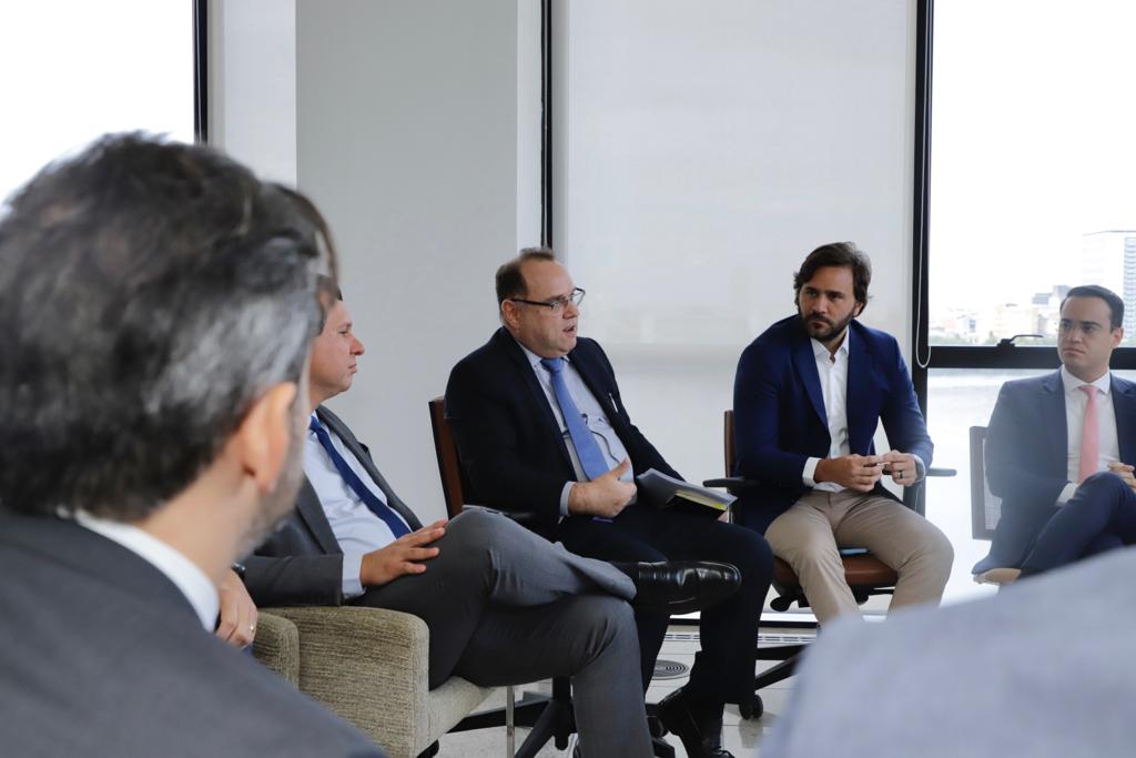 Fernando Ribeiro Lins em reunião com presidente e conselheiros do TCE-PE