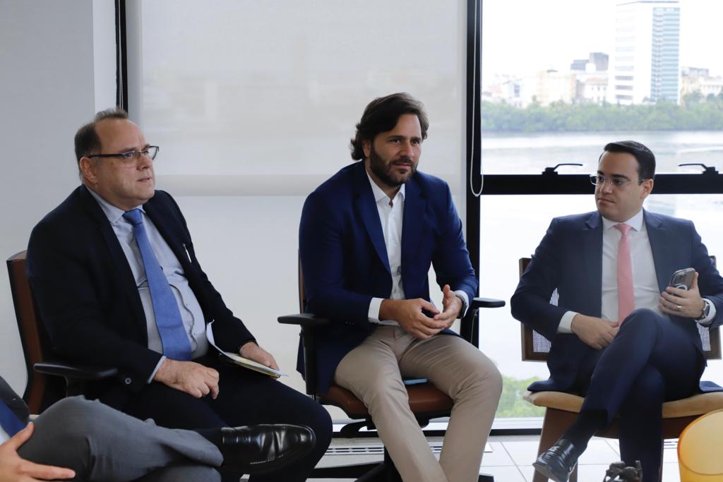 Fernando Ribeiro Lins em reunião com presidente e conselheiros do TCE-PE