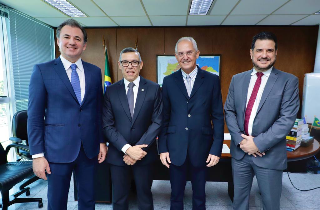 Fernando Ribeiro Lins prestigia posse de André Caúla no TRE-PE